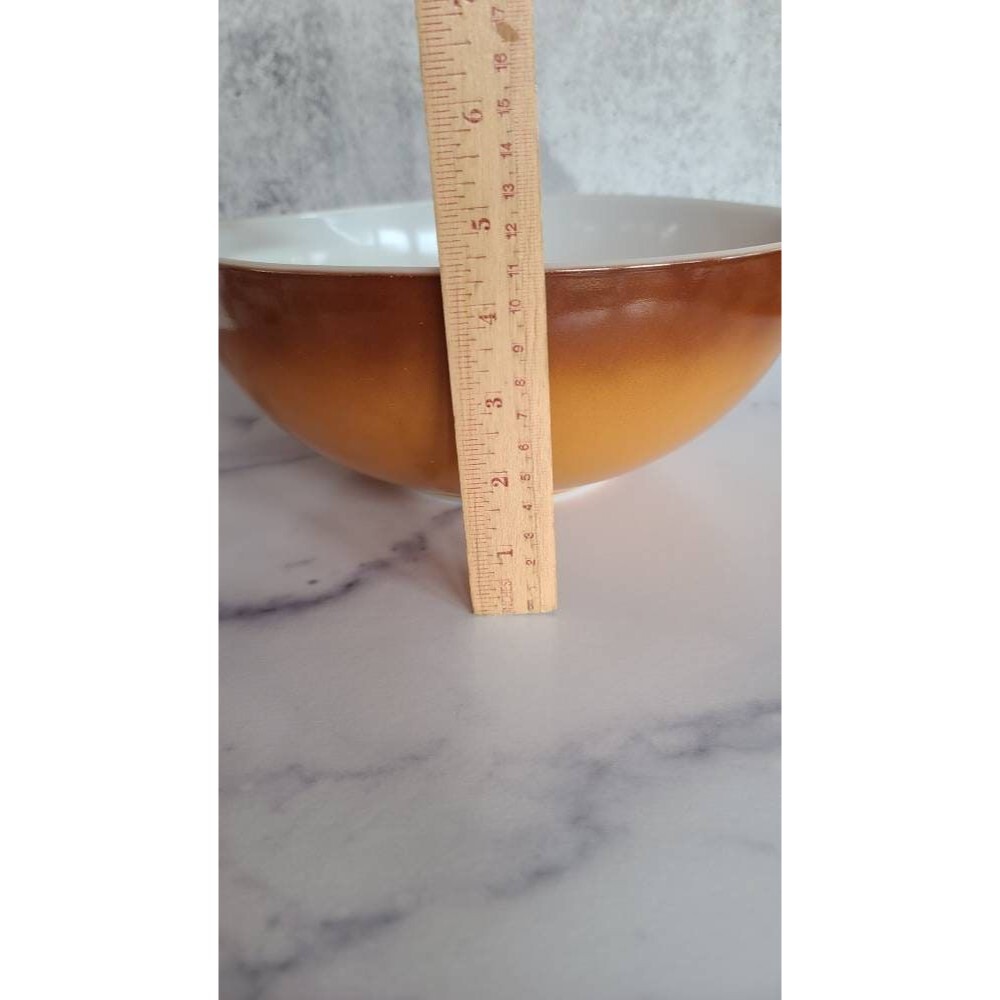 Large Spouted Pyrex Bowl - Picture 2 of 10